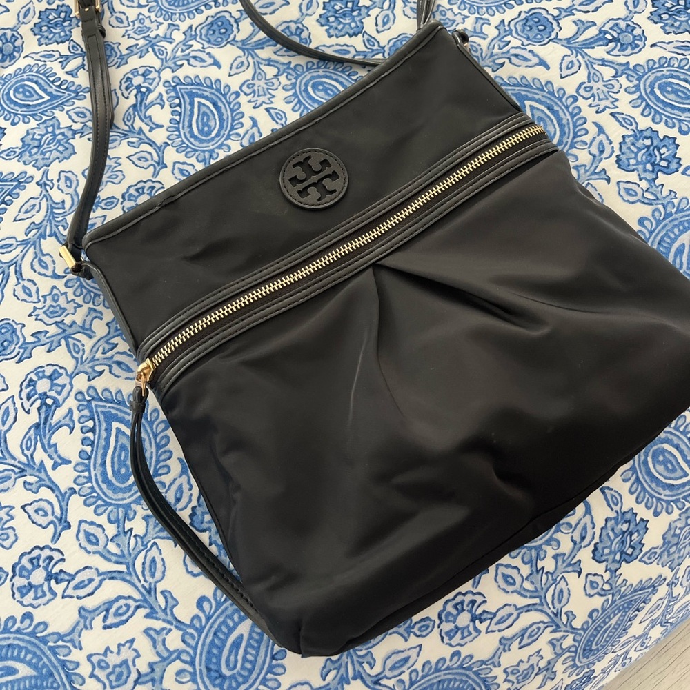 🦋TORY BURCH gently used nylon crossbody bag-just perfect for any occasion🦋